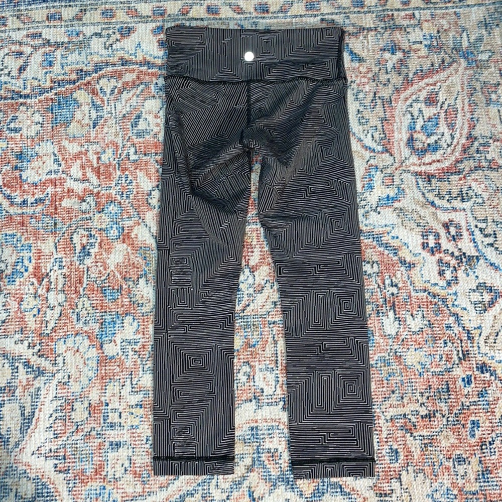 Lululemon Wunder Under Crop III Leggings in Maze Jacquard White Black SZ 2 EUC - Picture 4 of 4
